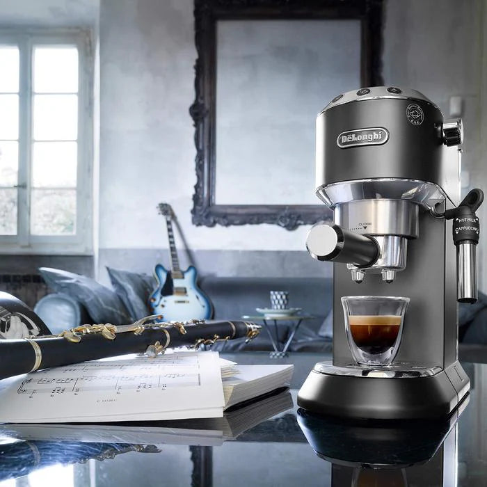 Cafetera Espresso Dedica Style EC685 Delonghi