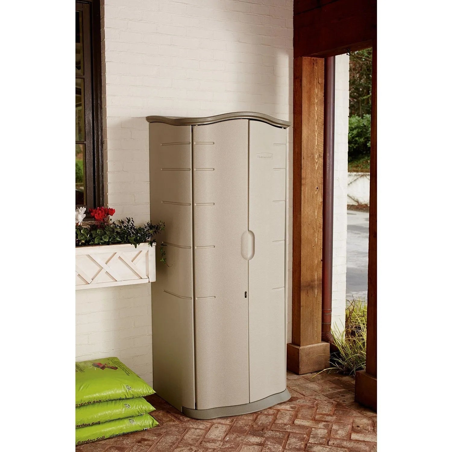 2025 Armario de almacenamiento exterior vertical en resina Rubbermaid, resistente a la intemperie